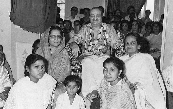Begum Akhtar with group with Meher Baba India